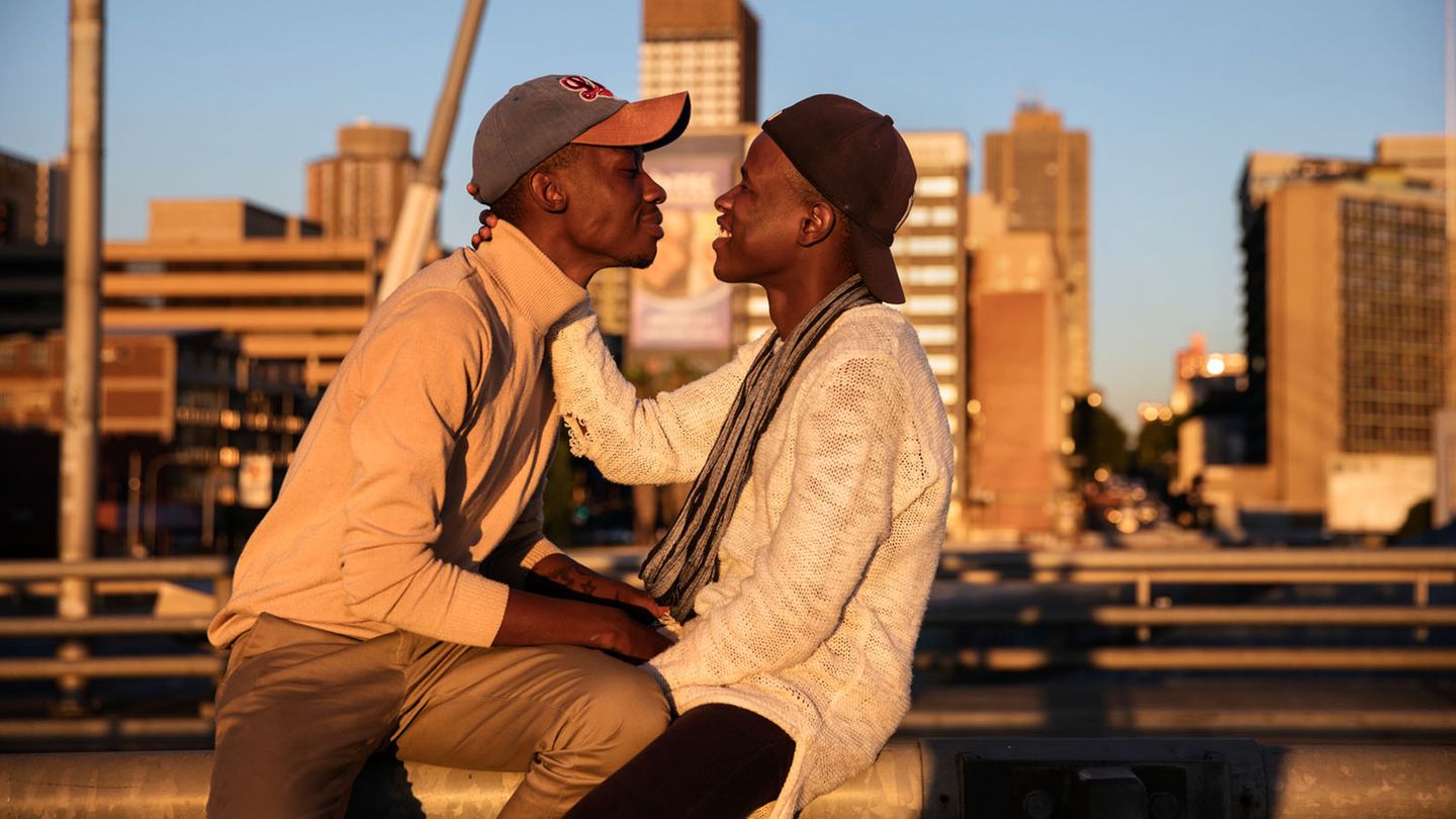 Unter dem Namen "Frei geboren: Mandelas Generation der Hoffnung" reichte die niederländische Fotografin Ilvy Njiokiktjien einige Bilder aus Südafrika ein. Dieses zeigt Sean Lewis (links) der mit seinem Verlobten Sipho Lewis Maestro Azzuro auf der Nelson-Mandela-Brücke in Johannesburg sitzt.