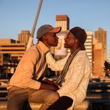 Unter dem Namen "Frei geboren: Mandelas Generation der Hoffnung" reichte die niederländische Fotografin Ilvy Njiokiktjien einige Bilder aus Südafrika ein. Dieses zeigt Sean Lewis (links) der mit seinem Verlobten Sipho Lewis Maestro Azzuro auf der Nelson-Mandela-Brücke in Johannesburg sitzt.