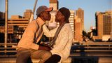 Unter dem Namen "Frei geboren: Mandelas Generation der Hoffnung" reichte die niederländische Fotografin Ilvy Njiokiktjien einige Bilder aus Südafrika ein. Dieses zeigt Sean Lewis (links) der mit seinem Verlobten Sipho Lewis Maestro Azzuro auf der Nelson-Mandela-Brücke in Johannesburg sitzt.