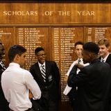 Am südafrikanischen Hilton College, einem Internat für Jungen, stehen Schüler vor einer Tafel und warten darauf, fotografiert zu werden. Die Schule steht für Diversität und Freundschaft, wie Schüler John Turner der Fotografin verrät: "Ich habe Freunde aus allen Lebensbereichen. In Ellis Haus gibt es farbige Jungen, Jungen verschiedener Religionen und Klassen in allen Schlafsälen und ich bin mit buchstäblich allen befreundet."