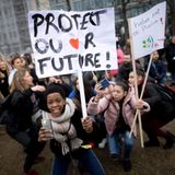 Auch diese jungen Teilnehmerinnen und Teilnehmer vermitteln eine eindeutige Botschaft: "Schützt unsere Zukunft" und "Wir haben nur einen Planeten". 