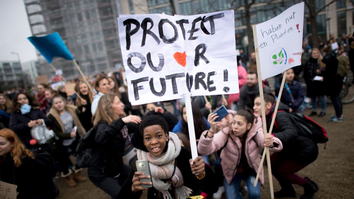 Auch diese jungen Teilnehmerinnen und Teilnehmer vermitteln eine eindeutige Botschaft: "Schützt unsere Zukunft" und "Wir haben nur einen Planeten". 