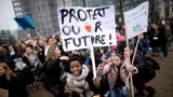 Auch diese jungen Teilnehmerinnen und Teilnehmer vermitteln eine eindeutige Botschaft: "Schützt unsere Zukunft" und "Wir haben nur einen Planeten". 
