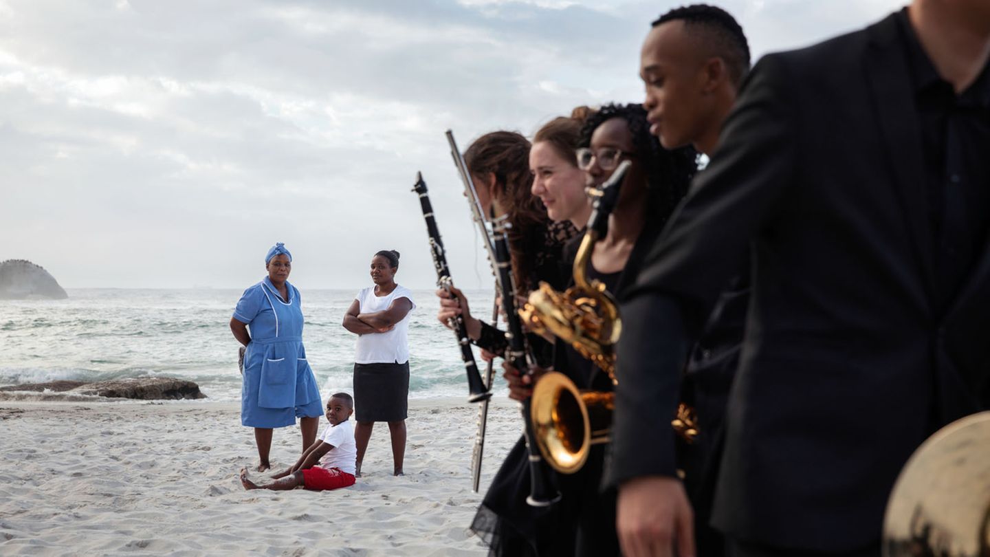 Alfred Fried Photography Award 2019 : Das Jugendnationalorchester spielt am Strand von Kapstadt. Für die Serie "über junge Südafrikaner, die nach dem Ende der Apartheid in einen neuen Optimismus hineingeboren wurden", so beschreibt es die Jury, erhielt Ilvy Njiokiktjien ebenfalls eine Medaille. Das Jugendnationalorchester spielt am Strand von Kapstadt. Für die Serie "über junge Südafrikaner, die nach dem Ende der Apartheid in einen neuen Optimismus hineingeboren wurden", so beschreibt es die Jury, erhielt Ilvy Njiokiktjien ebenfalls eine Medaille.