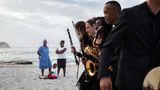 Das Jugendnationalorchester spielt am Strand von Kapstadt. Für die Serie "über junge Südafrikaner, die nach dem Ende der Apartheid in einen neuen Optimismus hineingeboren wurden", so beschreibt es die Jury, erhielt Ilvy Njiokiktjien ebenfalls eine Medaille. 