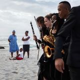 Das Jugendnationalorchester spielt am Strand von Kapstadt. Für die Serie "über junge Südafrikaner, die nach dem Ende der Apartheid in einen neuen Optimismus hineingeboren wurden", so beschreibt es die Jury, erhielt Ilvy Njiokiktjien ebenfalls eine Medaille. 
