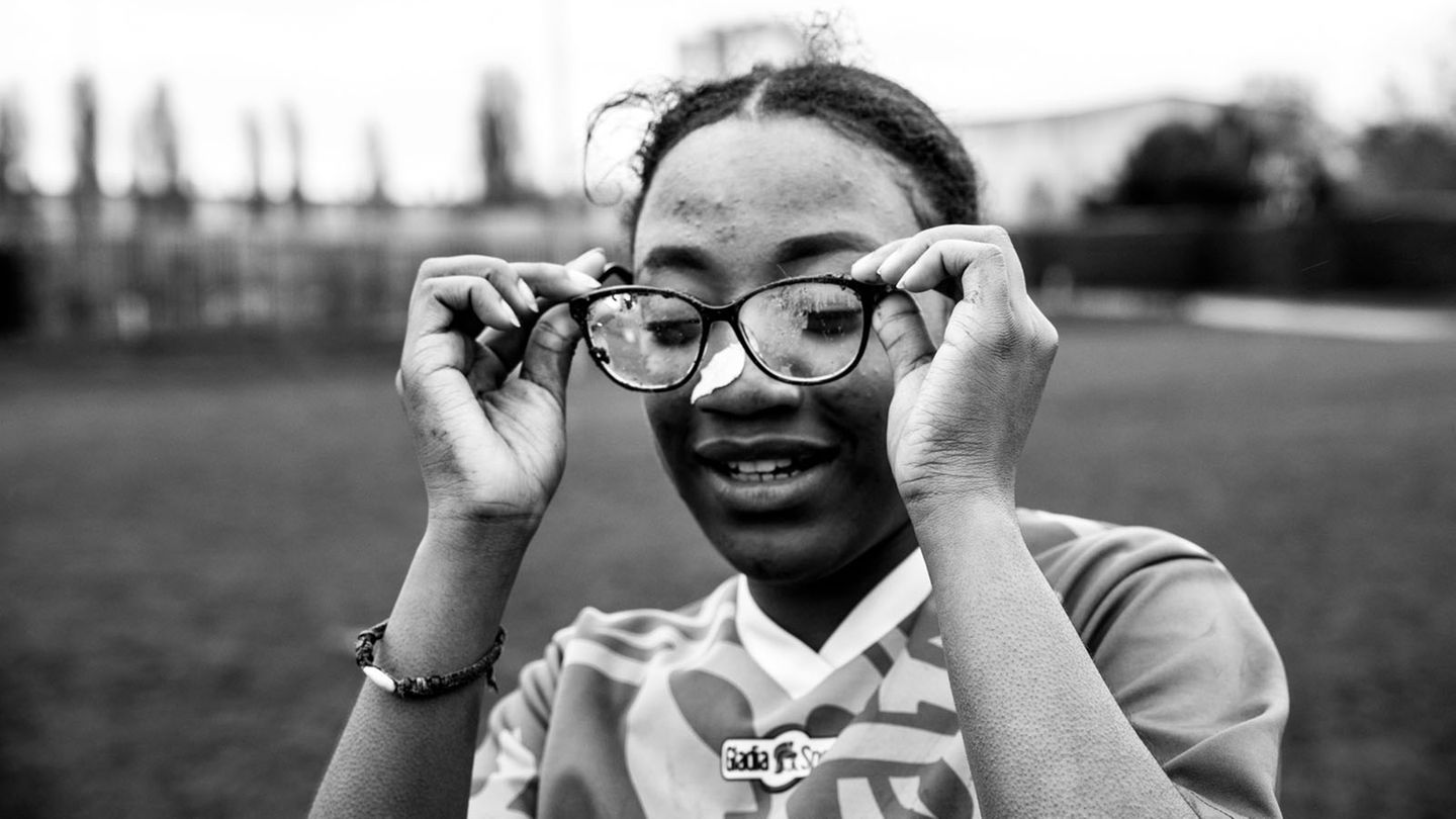 Erschöpft, aber glücklich: Dieses Mädchen kann sich trotz verdreckter Brille ein Siegerlächeln nicht verkneifen. 