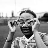 Erschöpft, aber glücklich: Dieses Mädchen kann sich trotz verdreckter Brille ein Siegerlächeln nicht verkneifen. 