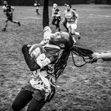 Obwohl die Szene auf den ersten Blick nicht nach Frieden aussieht, so fing Fotograf Camilo Leon-Quijano doch eine insgesamt friedliche Situation ein. In einem Banlieue von Paris fotografierte er das neue Selbstbewusstsein einer Rugby-Mannschaft von Migranten-Töchtern.