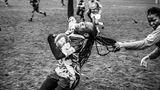 Obwohl die Szene auf den ersten Blick nicht nach Frieden aussieht, so fing Fotograf Camilo Leon-Quijano doch eine insgesamt friedliche Situation ein. In einem Banlieue von Paris fotografierte er das neue Selbstbewusstsein einer Rugby-Mannschaft von Migranten-Töchtern.