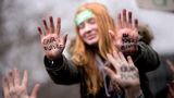 Ein Bild aus der Serie des Gewinners: Ein Mädchen hebt auf einer Fridays-fot-Future-Demo die Hände, auf die mit Edding "Our Future in your Hands" geschrieben steht. Auf ihrer Stirn klebt ein grüner Sticker. Für die Bilderreihe erhielt Stefan Boness 10.000 Euro. Damit würdigt die Jury ein "Dokument der gegenwärtig vermutlich größten Friedens-Initiative der Welt".