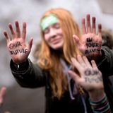 Ein Bild aus der Serie des Gewinners: Ein Mädchen hebt auf einer Fridays-fot-Future-Demo die Hände, auf die mit Edding "Our Future in your Hands" geschrieben steht. Auf ihrer Stirn klebt ein grüner Sticker. Für die Bilderreihe erhielt Stefan Boness 10.000 Euro. Damit würdigt die Jury ein "Dokument der gegenwärtig vermutlich größten Friedens-Initiative der Welt".