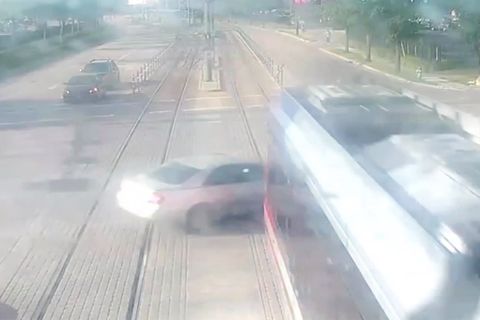Houston: Auto kollidiert mit Straßenbahn – Fahrerin überlebt mit viel Glück