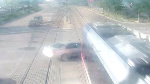 Houston: Auto kollidiert mit Straßenbahn – Fahrerin überlebt mit viel Glück