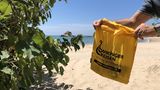 Stofftasche am Strand in Thailand