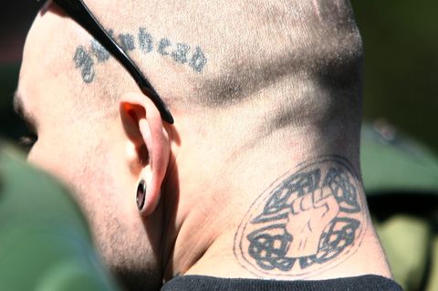 Ein Skinhead mit rechtsextremen Tattoos