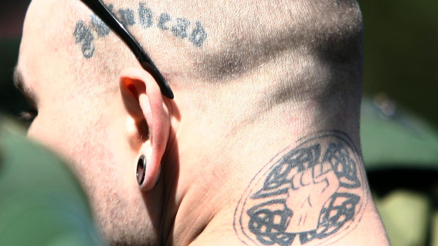 Ein Skinhead mit rechtsextremen Tattoos