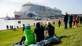 Aida Nova auf der Ems mit Zuschauern