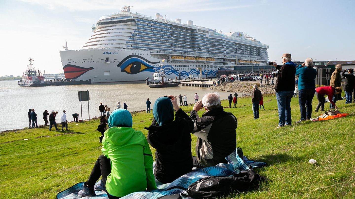 Aida Nova auf der Ems mit Zuschauern Aida Nova auf der Ems mit Zuschauern