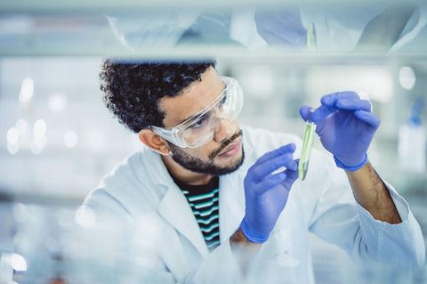 Forschung im Kampf gegen Krebs: Ein Mann arbeitet in einem Labor