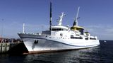 Helgoland per LNG-Schiff  Reif für die Insel? Dafür muss man nicht ins Flugzeug steigen und nach Mallorca oder auf die Malediven düsen. Es geht auch nachhaltiger: nach Helgoland per Schiff, und zwar mit einem besonderen Schiff. Denn schon Ende 2015 wurde die "MS Helgoland" mit einem Antrieb durch Liquefied Natural Gas (LNG) statt mit herkömmlichem Marinediesel in Dienst gestellt. Das 80 Meter lange Flaggschiff der Reederei Cassen Eils verkehrt seitdem ganzjährig zwischen Cuxhaven und der Hochseeinsel.  Infos: www.cassen-eils.de