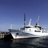 Helgoland per LNG-Schiff  Reif für die Insel? Dafür muss man nicht ins Flugzeug steigen und nach Mallorca oder auf die Malediven düsen. Es geht auch nachhaltiger: nach Helgoland per Schiff, und zwar mit einem besonderen Schiff. Denn schon Ende 2015 wurde die "MS Helgoland" mit einem Antrieb durch Liquefied Natural Gas (LNG) statt mit herkömmlichem Marinediesel in Dienst gestellt. Das 80 Meter lange Flaggschiff der Reederei Cassen Eils verkehrt seitdem ganzjährig zwischen Cuxhaven und der Hochseeinsel.  Infos: www.cassen-eils.de