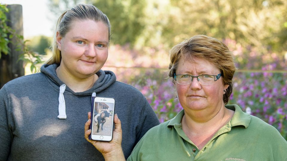 Prozess in München: Elisabeth Anders und Tochter Magdalena zeigen stolz ein Bild ihres Zwergziegenbocks. Mehr als ein Jahr war Hui Buh Teil der Familie. Elisabeth Anders und Tochter Magdalena zeigen stolz ein Bild ihres Zwergziegenbocks. Mehr als ein Jahr war Hui Buh Teil der Familie.
