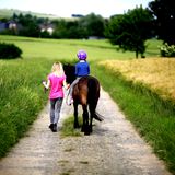 Kinder auf Pferden, Klimaschutz Urlaub Bauernhof