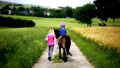 Kinder auf Pferden, Klimaschutz Urlaub Bauernhof