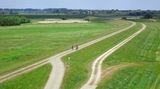 Radfahrer auf dem Elbdeich, Klimaschutz Fahrradreise