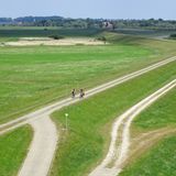 Radfahrer auf dem Elbdeich, Klimaschutz Fahrradreise