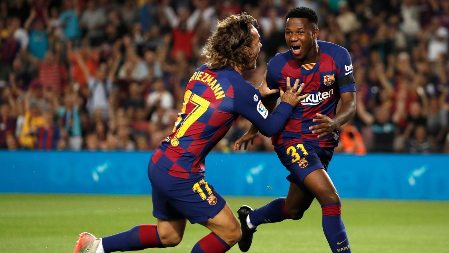 Ansu Fati (r.) jubelt mit Antoine Griezmann über sein frühes Tor gegen Valencia