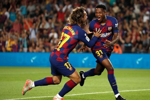 Ansu Fati (r.) jubelt mit Antoine Griezmann über sein frühes Tor gegen Valencia