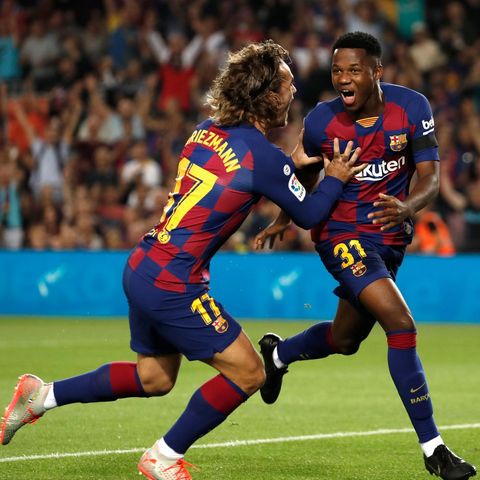 Ansu Fati (r.) jubelt mit Antoine Griezmann über sein frühes Tor gegen Valencia