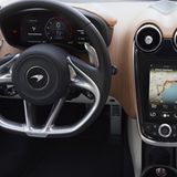Typisches McLaren-Cockpit mit kleinem Tablet