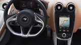 Typisches McLaren-Cockpit mit kleinem Tablet