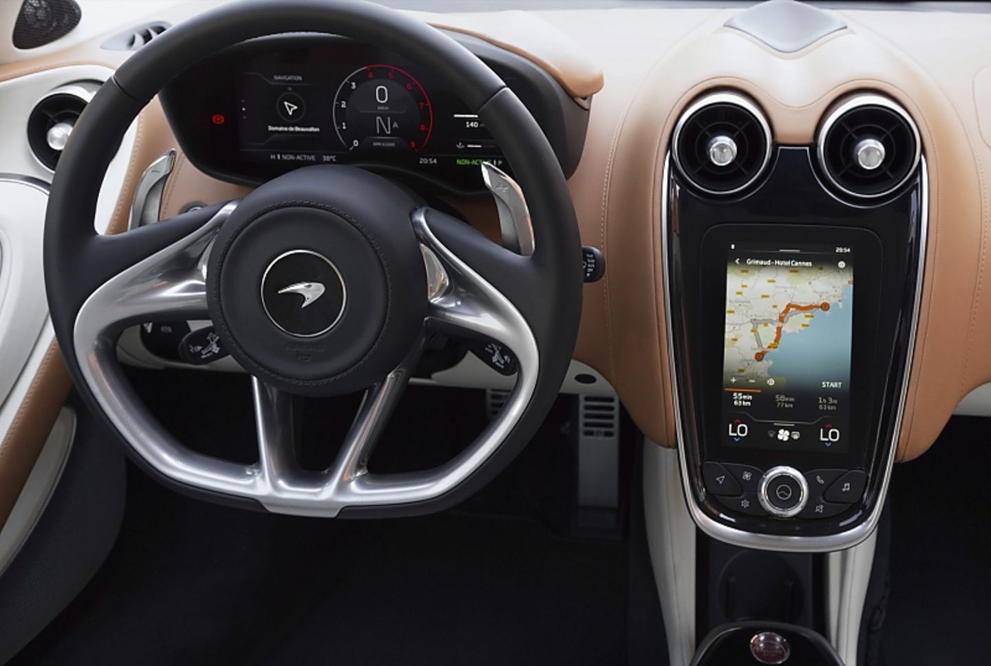 Typisches McLaren-Cockpit mit kleinem Tablet