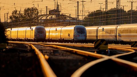 Züge im Abendlicht Zugreisen sind gut für den Klimaschutz
