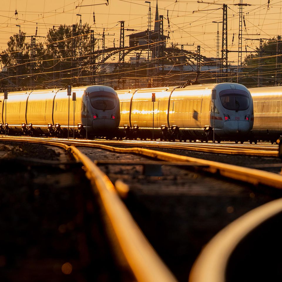 Züge im Abendlicht Zugreisen sind gut für den Klimaschutz