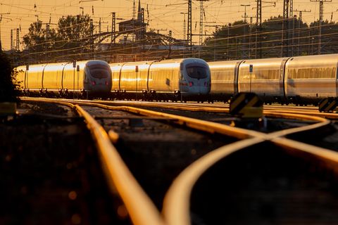 Züge im Abendlicht Zugreisen sind gut für den Klimaschutz