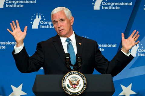 Mike Pence mit erhobenen Händen