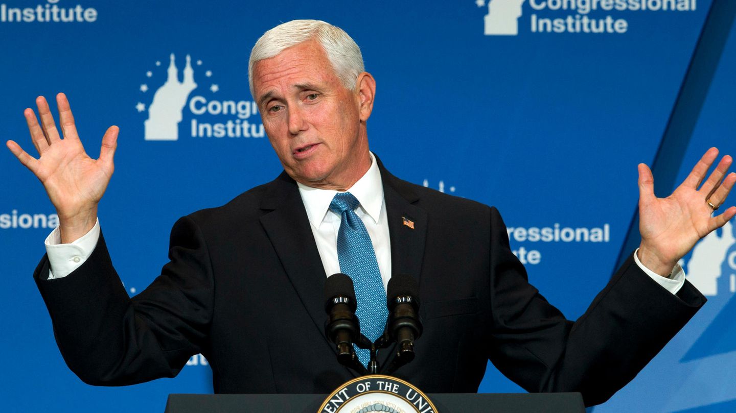 Mike Pence mit erhobenen Händen