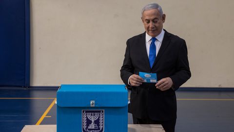 Benjamin Netanjahu, Ministerpräsident von Israel, bei der Stimmabgabe
