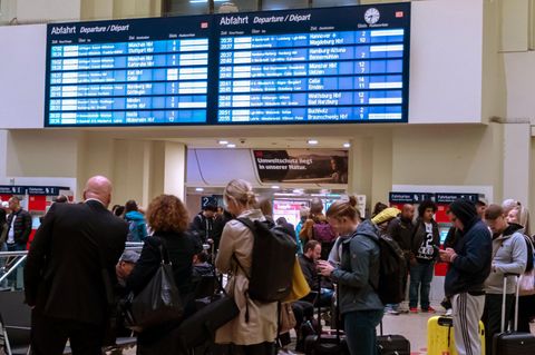 Reisende am Hauptbahnhof Hannover während eines Unwetters in Norddeutschland