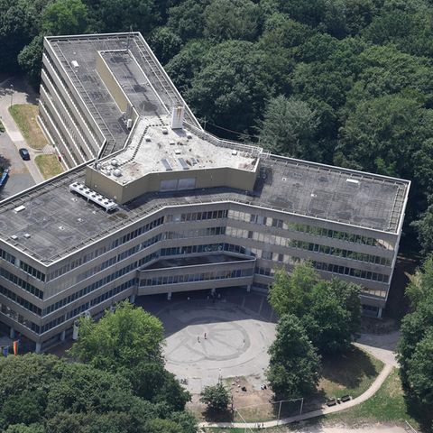 Die Luftaufnahme zeigt das Gebäude der Außenstelle des Bundesamt für Migration und Flüchtlinge (Bamf) in Bremen