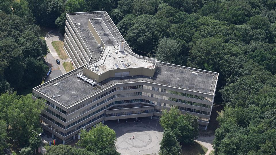 Die Luftaufnahme zeigt das Gebäude der Außenstelle des Bundesamt für Migration und Flüchtlinge (Bamf) in Bremen
