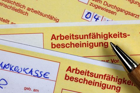 Den gelben Krankenschein soll es bald nur noch digital geben