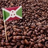 Burundi  Das Krisengeschüttelte Burundi ist eines der ärmsten Länder weltweit. Der Kaffeeanbau ist ein noch junger Wirtschaftszweig, der jedoch immer wieder unter dem politischen Chaos von Bürgerkriegen zu leiden hat. Dabei sind die geografischen Gegebenheiten für den Kaffeeanbau optimal: weite Höhenlagen mit subtropischem Klima durchziehen das Land. Kaffeesträucher gibt es genug, nur Arbeitskräfte fehlen. Viele Einwohner sind geflüchtet. Zudem fehlt es an einem direkten Zugang zum Meer, was den Export erschwert. Ein Großteil der Kaffee-Ernte aus Burundi geht nach Deutschland. Kaffee aus Burundi hat ein vollmundiges, sehr mildes Aroma.