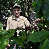 El Salvador  Als deutscher Kaffeegenießer stehen die Chancen gut, schon einmal Kaffee aus El Salvador getrunken zu haben. Schließlich geht ein Drittel der Spitzenqualitäten aus dem mittelamerikanischen Staat nach Deutschland. Die exklusiven Arabicas mit ihrem leichten Körper und der feinen Säure treffen den Geschmack der Deutschen. Wer bei Spezialröstern gezielt nach El-Salvador-Kaffee sucht, sollte nach den Marken Pipil und Pacamara Ausschau halten. Diese Kaffees sind weich und schmecken fast cremig, fruchtig.