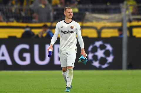 Er weiß, wie gut er gespielt hat: Marc-André ter Stegen spaziert nach dem Schlusspfiff in Dortmund lächelnd über den Rasen.